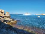 Widok ze skalistej plaży (w pobliżu Fortu Saint Elmo w Valletcie) na wejście do zatoki Grand Harbour, Malta