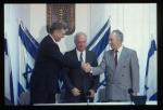 Izraelski minister spraw zagranicznych, Szimon Peres, podaje dłoń ministrowi spraw zagranicznych Norwegii, Johanowi J. Holstowi podczas podpisania porozumienia pokojowego między Izraelem a Organizacją Wyzwolenia Palestyny ​​(OWP)