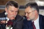 Prezydent Lech Wałęsa i Andrzej Drzycimski podczas obrad Krajowego Porozumienia Komisji Zakładowych NSZZ Solidarność tzw. Sieci w Zdzieszowicach, marzec 1993 r.