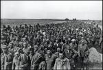 II wojna światowa, operacja „Barbarossa”: kolumna 50 tys. sowieckich jeńców maszerujących w kierunku niemieckich obozów na froncie rosyjskim, lipiec 1941 r.