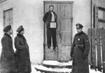 Antoni Bartoszek powieszony przez Niemców przy wejściu do swojej restauracji w Wawrze, 27 grudnia 1939 r.