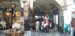 Medina, czyli stare miasto w Tunisie, jest wielkim bazarem z wąskimi, często krytymi uliczkami