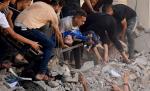 Palestyńskie dziecko wyciągane z ruin w Khan Yunis w Strefie Gazy
