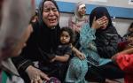 Ranni po eksplozji w szpitalu w Gazie (17 października), o którą Hamas fałszywie oskarżył Izrael. Budzące emocje zdjęcia ofiar rzeczywistych ataków izraelskiej armii z czasem będą zapewne przesuwać sympatię opinii publicznej w stronę Palestyńczyków