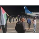 Demonstranci na płycie lotniska w Machaczkale w pobliżu samolotu, który przyleciał z Tel Awiwu