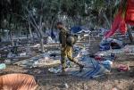 12 października 2023 r.: izraelski żołnierz w pobliżu kibucu Beeri patroluje miejsce, w którym 7 października terroryści z Hamasu zabili 270 uczestników festiwalu muzycznego Supernova