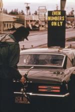 Napis przy stacji benzynowej brzmi: „Tylko liczby parzyste” (czyli tego dnia mogli tankować kierowcy samochodów o parzystych numerach rejestracyjnych). USA, 1973 r.