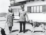 Ewa Braun ze swoim szkockim terierem Negusem (lub Stasi) oraz Adolf Hitler z suczką Blondi w Berghofie w 1942 r. 30 kwietnia 1945 roku  sierżant piechoty i weterynarz Fritz Tornow na prośbę Hitlera otruł Blondi kapsułką z kwasem pruskim z domieszką kwasu szczawianowego 