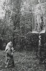 Kobieta modląca się przed wizerunkiem Maryi