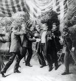 Zabójstwo prezydenta USA Williama McKinleya. Zamachu dokonał Leon F. Czolgosz na Wystawie Panamerykańskiej. Buffalo, 6 września 1901 r.