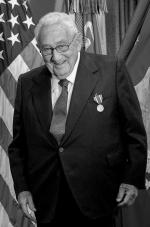 Henry Kissinger z medalem za zasługi dla amerykańskiej dyplomacji, Waszyngton, 2016 r.