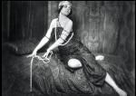 Pola Negri (1897–1987) debiutowała w „Niewolnicy zmysłów” (1914 r.), filmie zrealizowanym w wytwórni Sfinks Aleksandra Hertza