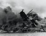 Pancernik USS „Arizona” płonie po japońskim ataku na Pearl Harbor (7 grudnia 1941 r.). Okrętu nie udało się uratować. Od 82 lat spoczywa na dnie portu