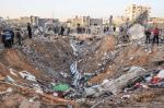 Rafah, na południowym krańcu strefy Gazy, po izraelskim nalocie 12 grudnia
