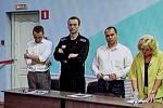 Aleksiej Nawalny (na zdjęciu w środku podczas rozprawy w sierpniu 2023 r.) od trzech lat przebywa za kratami