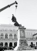 Demontaż pomnika Dzierżyńskiego. Warszawa, 16 listopada 1989 r.