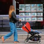 Problem braku mieszkań w przystępnej cenie staje się zarzewiem niepokojów społecznych, napędza niechęć do imigrantów, przyczynia się do rosnącego ubóstwa, wpływa na zmiany demograficzne. Na zdjęciu: Angielka ogląda mieszkania wystawione na sprzedaż w oknie agenta nieruchomości w Londynie, 30 września 2022 r.