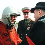Jurij Gagarin przed startem w kosmos (Wostok 1, 12 kwietnia 1961 r.) spotkał się z marszałkiem Kiriłłem Moskalenką i Siergiejem Korolowem
