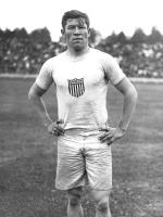 Jim Thorpe, czyli Wa-Tho-Huk („Jasna Droga”), pochodził z plemienia Sac and Fox i zdobył w 1912 roku na igrzyskach w Sztokholmie dwa złote medale