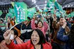 Ostatnie sondaże dawały wygraną Lai Chin-te, kandydatowi Demokratycznej Partii Postępowej. Na zdjęciu: poniedziałkowy wiec wyborczy w portowym mieście Keelung na północy wyspy