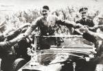Kiedy III Rzesza święciła triumfy, Adolf Hitler wśród zdecydowanej większości Niemców cieszył się niemal boskim uwielbieniem. Każdy chciał choćby uścisnąć dłoń Führera...