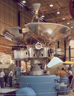 Pioneer 10 podczas montażu. Sondę tę wystrzelono 3 marca 1972 r. Miała zbadać Jowisza. Po wykonaniu zadania jako pierwsza poleciała poza Układ Słoneczny i wędruje teraz w przestrzeni międzygwiezdnej