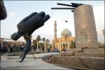 9 kwietnia 2003 r.: w Bagdadzie rozradowani Irakijczycy świętujący upadek morderczego reżimu Saddama Husajna obalili pomnik dyktatora
