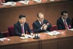 Od lewej: Xi Jinping, obecny przewodniczący Chińskiej Republiki Ludowej, i Jiang Zemin, przewodniczący w latach 1993–2003. Pekin, 2017 r.