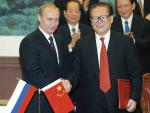 Wizyta Władimira Putina w Chinach. Prezydenta Rosji wita przewodniczący ChRL Jiang Zemin. Pekin, 2 grudnia 2002 r.