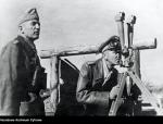 Gen. Friedrich Paulus, dowódca niemieckiej 6. Armii, obserwuje sytuację na froncie pod Stalingradem. Towarzyszy mu gen. Hermann Hoth. Listopad 1942 r. Wojska niemieckie skapitulowały 2 lutego 1943 r.