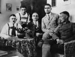 Naziści odsiadujący karę pozbawienia wolności w bawarskiej twierdzy więziennej Landsberg. Od lewej: Adolf Hitler, Emil Maurice, Hermann Kriebel, Rudolf Hess i Friedrich Weber. Zdjęcie zostało zrobione przez nieznanego fotografa w lutym 1924 r.  