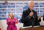 Joe Biden wygrał swoje pierwsze prawybory. Nawet żona Jill Biden (z tyłu) bije mu brawo