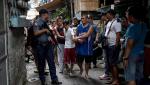 Brutalna kampania antynarkotykowa prezydenta Rodrigo Dutertego doprowadziła do śmierci tysięcy Filipińczyków. M.in. za ujawnianie informacji o niewinnych ofiarach policji prezydenccy hejterzy wzięli na Facebooku na cel niezależny serwis Rappler i jego zespół dziennikarski. Na zdjęciu: nalot na slumsy w Manili pod preteksem działań antynarkotykowych, 2017 rok