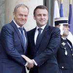 Premier Donald Tusk i prezydent Emmanuel Macron przed Pałacem Elizejskim w Paryżu