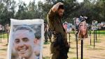 Izraelski żołnierz w miejscu, w którym odbywał się festiwal Supernova, wśród zdjęć ofiar ataku z 7 października 2023 r. Bojownicy Hamasu zabili tu co najmniej 260 uczestników imprezy