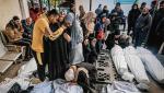 Palestyńczycy opłakują krewnych, którzy zginęli w czasie izraelskiego ostrzału. Szpital w Rafah w Strefie Gazy, 8 lutego 2024 r.