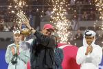 Iga Świątek z trofeum za zwycięstwo w turnieju w Katarze