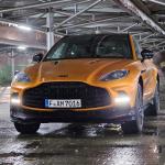 Aston Martin DBX napędzany jest silnikiem V8 o pojemności 4,0 litrów i mocy 550 KM. V-max: 291 km/h, 0–100: 4,5 s