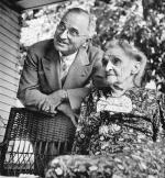 Prezydent Harry S. Truman ze swoją matką, panią Marthą Ellen Young Truman, która dożyła 94 lat