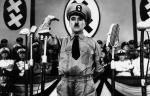 Po 1939 r. Amerykanie uwielbiali żartować sobie z przywódców III Rzeszy i ich wyglądu. Charlie Chaplin w filmie „Dyktator” szczególnie dotkliwie zadrwił sobie z megalomanii i zmiennych nastrojów emocjonalnych Hitlera. Kiedy film ukazał się na ekranach kin, niezwykłą popularnością cieszyła się piosenka „Hitler has only got one ball”