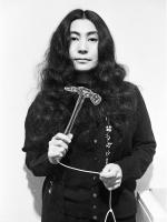 Yoko Ono ze szklanym młotkiem, 1967