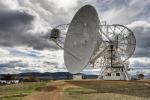 Fale radiowe nie potrzebują tzw. eteru, żeby istnieć. Na zdjęciu: radioteleskop o średnicy 26 m należący do Mount Pleasant Radio Observatory na Tasmanii