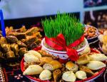 Przed każdą wiosną w każdym domu wysiewa się samani i przygotowuje specjalne słodycze, które należą tylko do kuchni azerbejdżańskiej i święta Novruz. Są to m.in.: szakarbura, szorgogal, biszi, fasali, baklawa