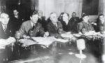 Harry S. Truman (trzeci od lewej przy stole) przewodzi obradom senackiej komisji ds. zbadania efektywności programów zbrojeniowych