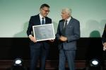 Piotr Grzymowicz, prezydent Olsztyna, odebrał nagrodę z rąk Jerzego Buzka Artur Ettinger