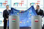 Polska sprawowała prezydencję w 2011 roku. Na zdjęciu: Viktor Orbán przekazuje przewodnictwo w radzie UE Donaldowi Tuskowi.