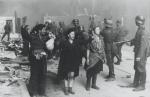 Zdjęcie aresztowanych powstańców z getta warszawskiego wykonane prawdopodobnie przez austriackiego SS-mana Franza Konrada. Fotografia została zrobiona na ulicy Nowolipie przy skrzyżowaniu z ulicą Smoczą. Z tyłu widać mur i bramę getta