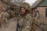 Wielu ukraińskich żołnierzy walczy już od ponad dwóch lat. Na razie nie wrócą do swoich domów. Na zdjęciu: ukraiński oddział w okolicach Awdijiwki, 3 kwietnia 2024 r.
