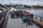 Uczestnicy tegorocznej edycji Polish Bicycle Summit na nowym warszawskim moście pieszo-rowerowym