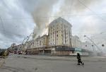Ukraińcom brakuje systemów obrony powietrznej. Na zdjęciu zbombardowany przez Rosjan budynek mieszkalny w centrum milionowego miasta Dnipro